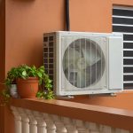Condensador de ar-condicionado do lado de fora da casa.